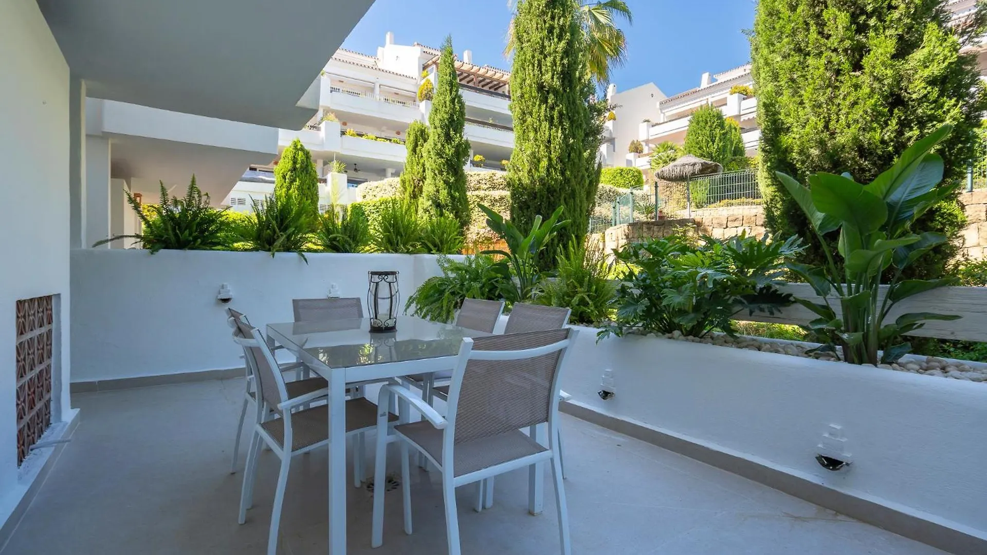 Stylish 2 Bedroom, 2 Bathroom Apartment In Aloha, Nueva Andalucia 마르베야 0*,  스페인
