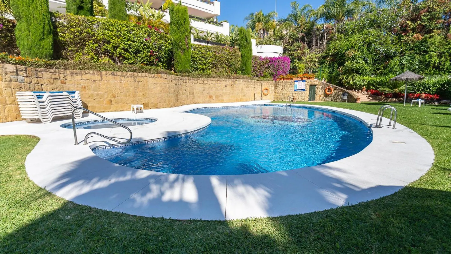 Stylish 2 Bedroom, 2 Bathroom Apartment In Aloha, Nueva Andalucia 마르베야