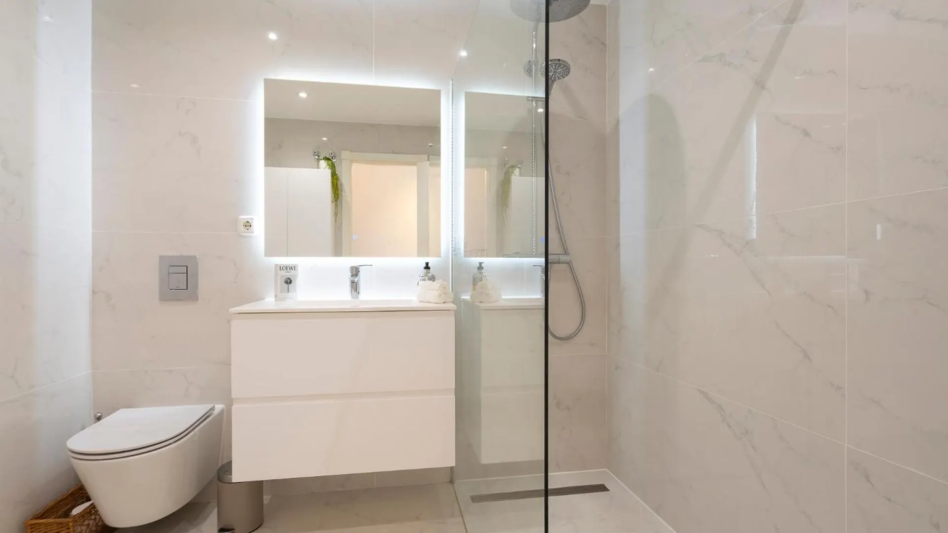 Stylish 2 Bedroom, 2 Bathroom Apartment In Aloha, Nueva Andalucia 마르베야